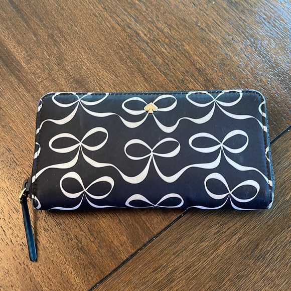 Kate spade ♠️ wallet - Picture 1 of 4